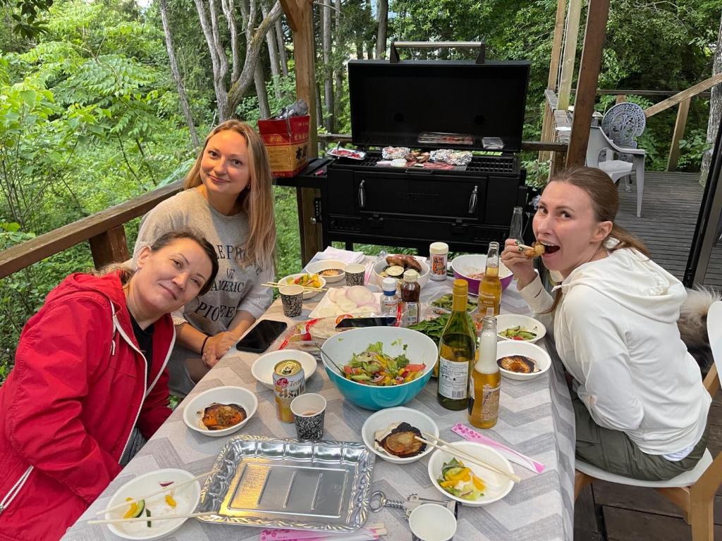 Eine Gruppe von Frauen, die an einem Tisch sitzen und Essen essen. in der Unterkunft Biwako Hills - Vacation STAY 27815v in Takashima