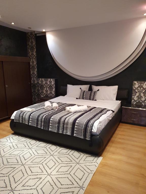 ein Schlafzimmer mit einem großen Bett mit zwei Handtüchern darauf in der Unterkunft NANA"S HOUSE APARTAMENT 2 Camere,2 bai in Sibiu