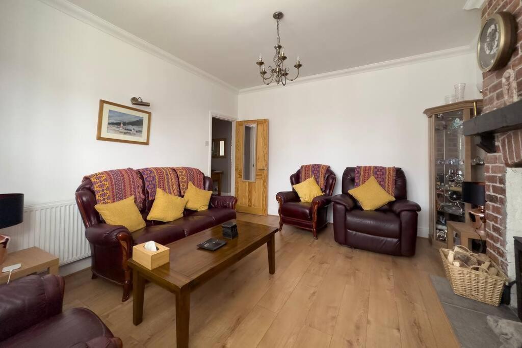 uma sala de estar com sofás e uma mesa de centro em “TAWAW” A Lux 2BD Bungalow Harton South Shield em South Shields