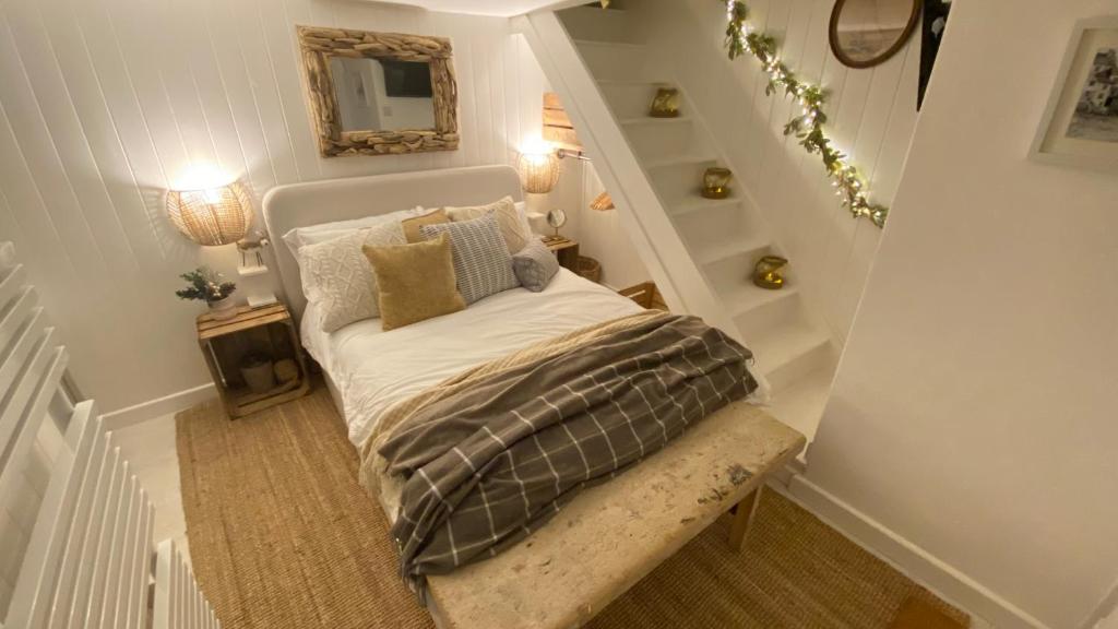 Postel nebo postele na pokoji v ubytování "SMUGGLERS HIDE" & "SMUGGLERS CABIN" - A 2 Bedroom FISHERMANS COTTAGE with Childs Bunk and HARBOUR VIEWS - and also a private entrance connecting 1 BED STUDIO - 10 Metres To Sea Front - 2023 GLOBAL REFURBISHMENT AWARD WINNER