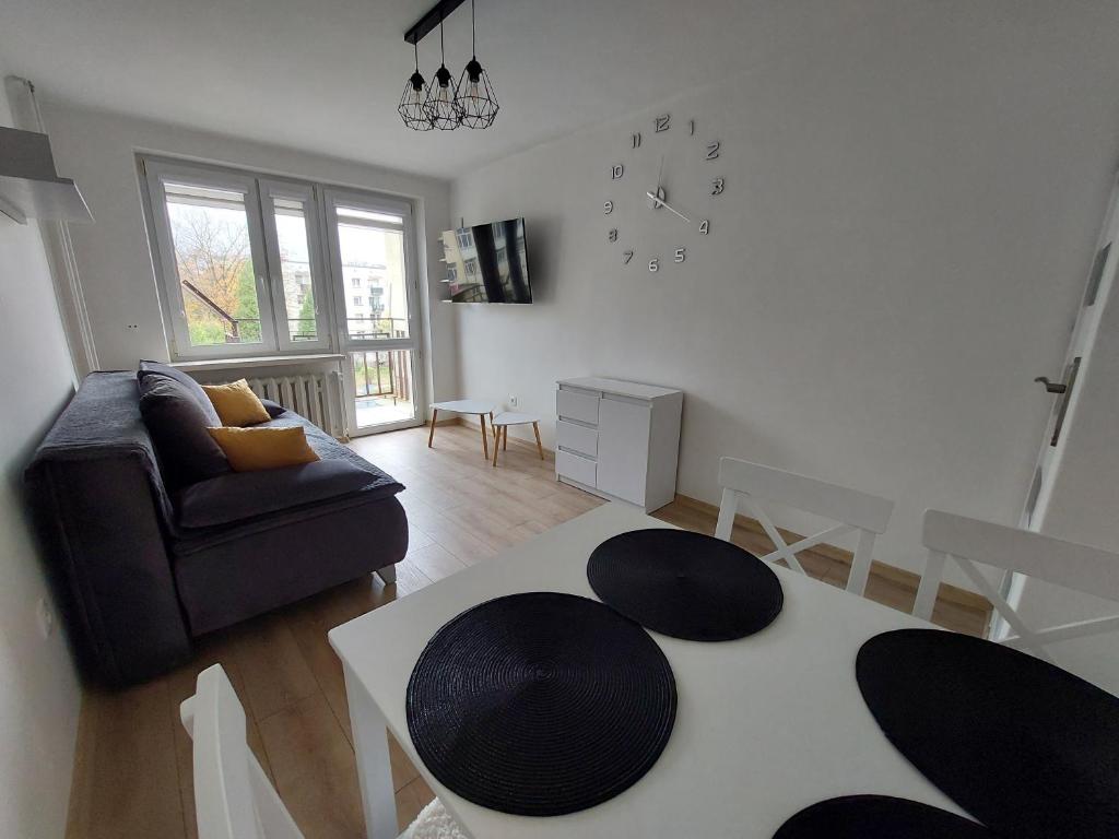 uma sala de estar com um sofá e uma mesa em Odpocznij w Lesku em Lesko