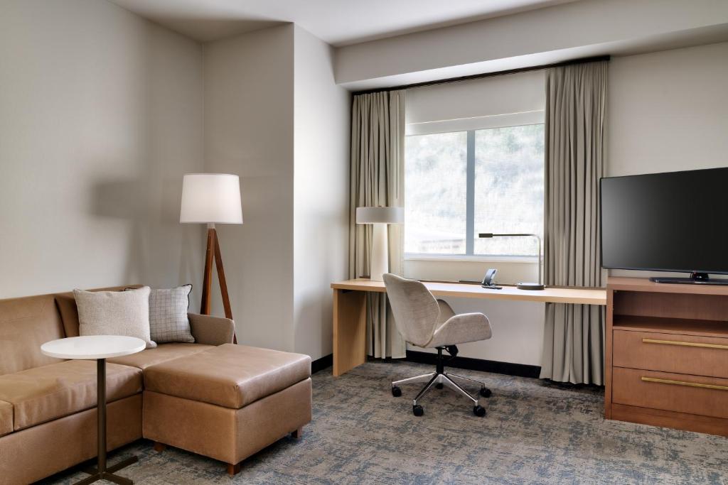TV a/nebo společenská místnost v ubytování Residence Inn by Marriott Vail