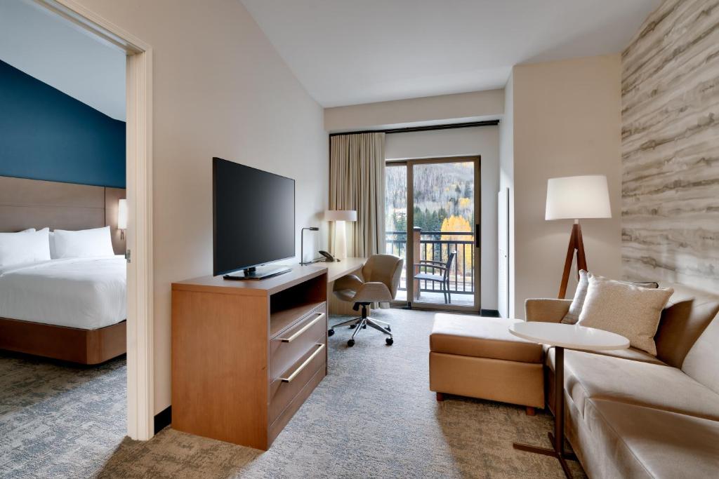 TV a/nebo společenská místnost v ubytování Residence Inn by Marriott Vail