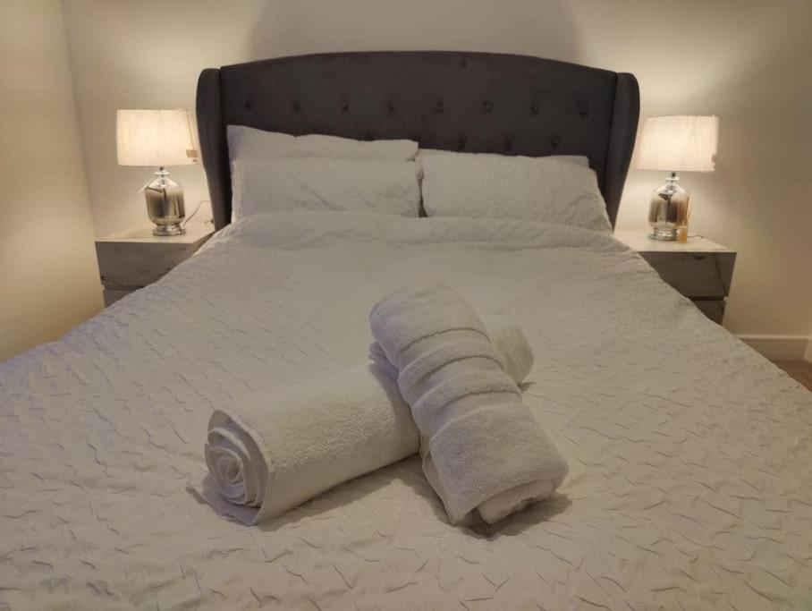 Ένα ή περισσότερα κρεβάτια σε δωμάτιο στο 2 bedroom en-suite apartment in Basildon, Essex (Enjoy the simple things in life)