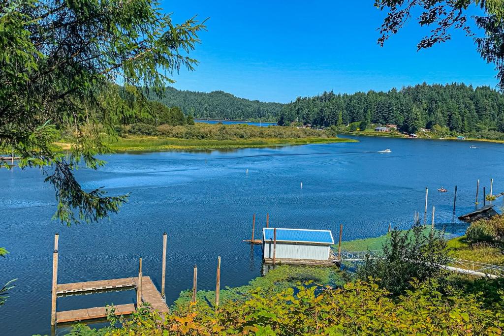 vistas a un lago con muelle en el agua en Lakefront Lookouts 1 & 2, en Lakeside