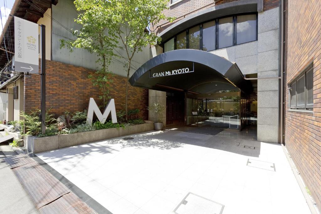 einen Eingang zu einem Gebäude mit einem Schild darauf in der Unterkunft Hotel Gran Ms Kyoto in Kyoto