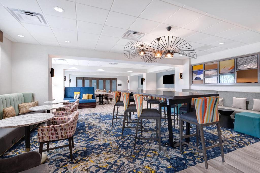 a dining room with a table and chairs at Hampton Inn Chicago Orland Park in Orland Park