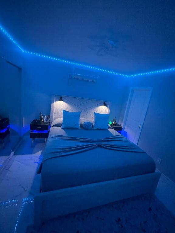 Un dormitorio con una cama con luces azules. en Fantastic Suite en Las Vegas