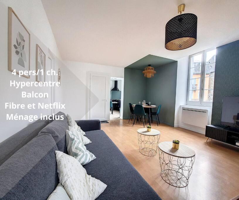 un salon avec un canapé et une table dans l'établissement Le Twenties*Fibre*Netflix*Ménage, à Bagnères-de-Bigorre