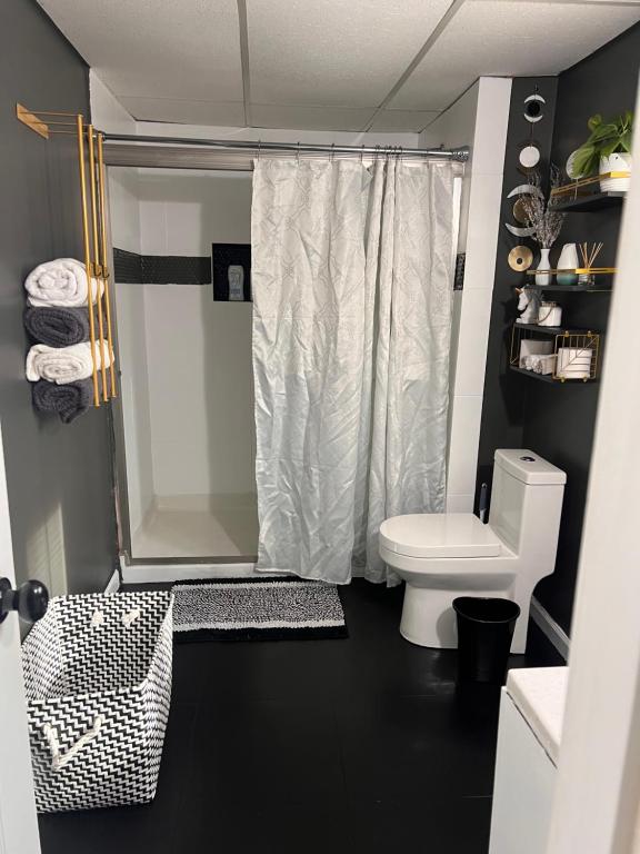 La salle de bains est pourvue d'une douche et de toilettes. dans l'établissement Home Away, à Conyers