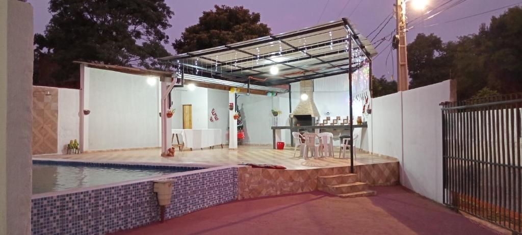 ein Haus mit einem Pool und einer Terrasse in der Unterkunft Alojamiento JL in Ciudad del Este