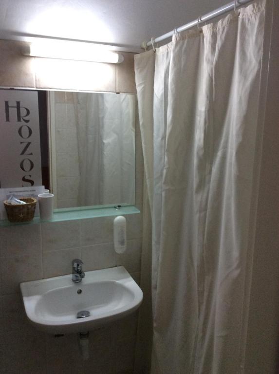 Koupelna v ubytování Rozos Hotel