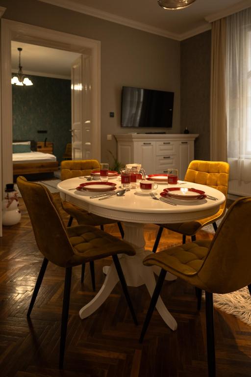 奥拉迪亚Like Home的客厅配有桌椅