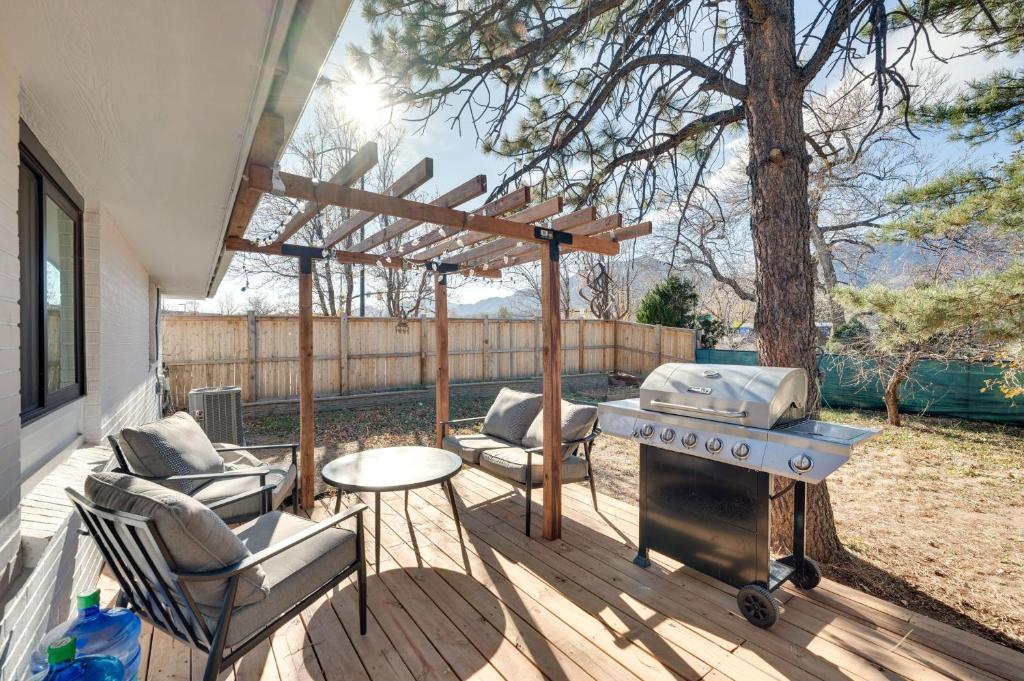 un patio con parrilla, mesa y sillas en Inviting Boulder Apartment with Private Yard!, en Boulder