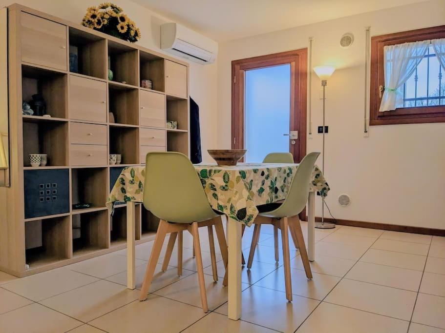 uma sala de jantar com uma mesa e quatro cadeiras em I Girasoli em Montegrotto Terme