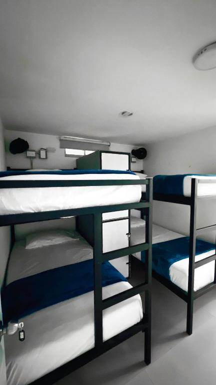 Postel nebo postele na pokoji v ubytování Kromatic Hostel