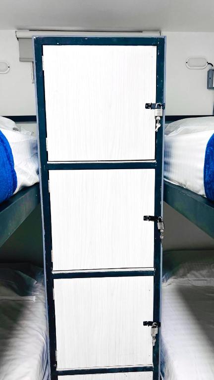 Palanda nebo palandy na pokoji v ubytování Kromatic Hostel