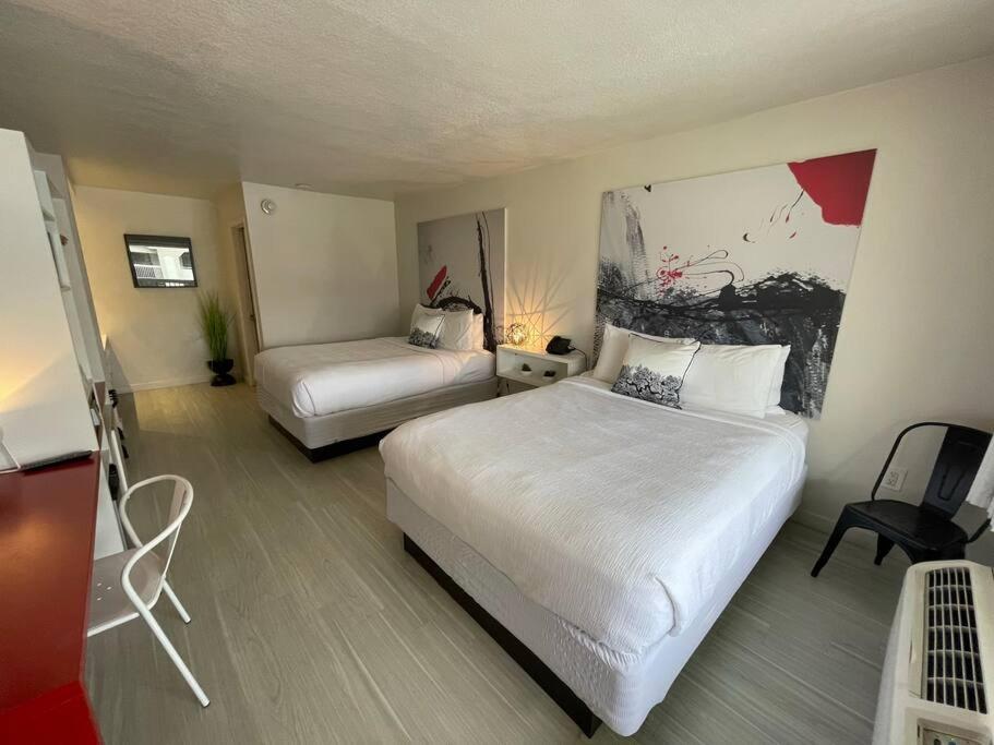 Pokój hotelowy z 2 łóżkami i krzesłem w obiekcie Cozy hotel with Super location near Disney w mieście Kissimmee