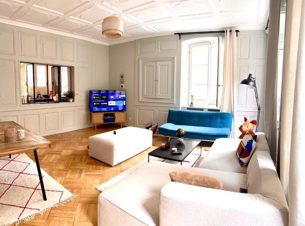 ストラスブールにあるLes tonneliersのソファとテレビのあるリビングルーム