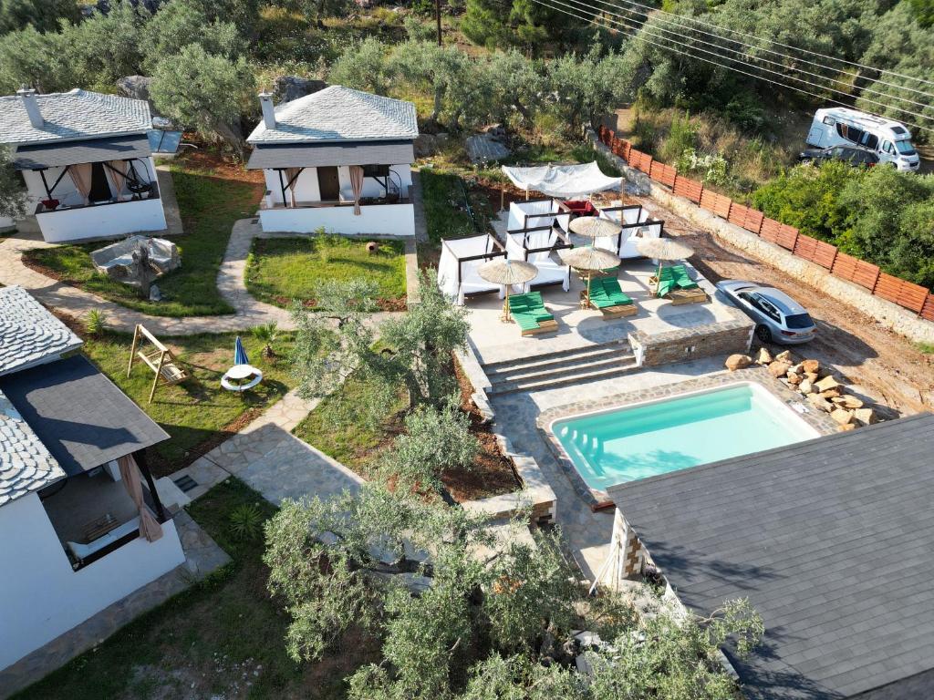 una vista aérea de una casa con piscina en Katigiorgis Bungalow Villa & SPA en Agios Georgios