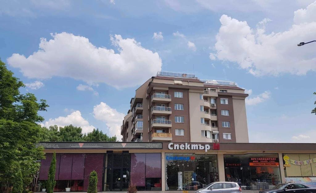 パザルジクにあるLucky7Lux1の建物の前にある高い建物