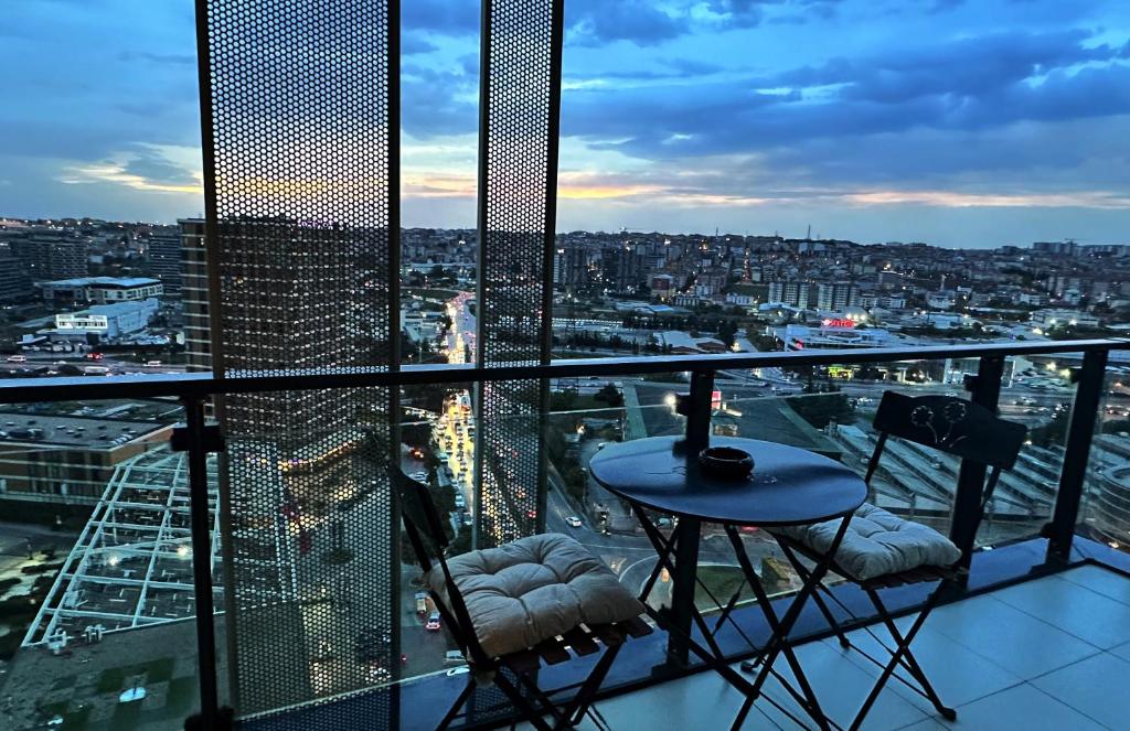 - une vue sur la ville depuis le haut d'un bâtiment dans l'établissement Full Panoramic Suite Residence, à Istanbul