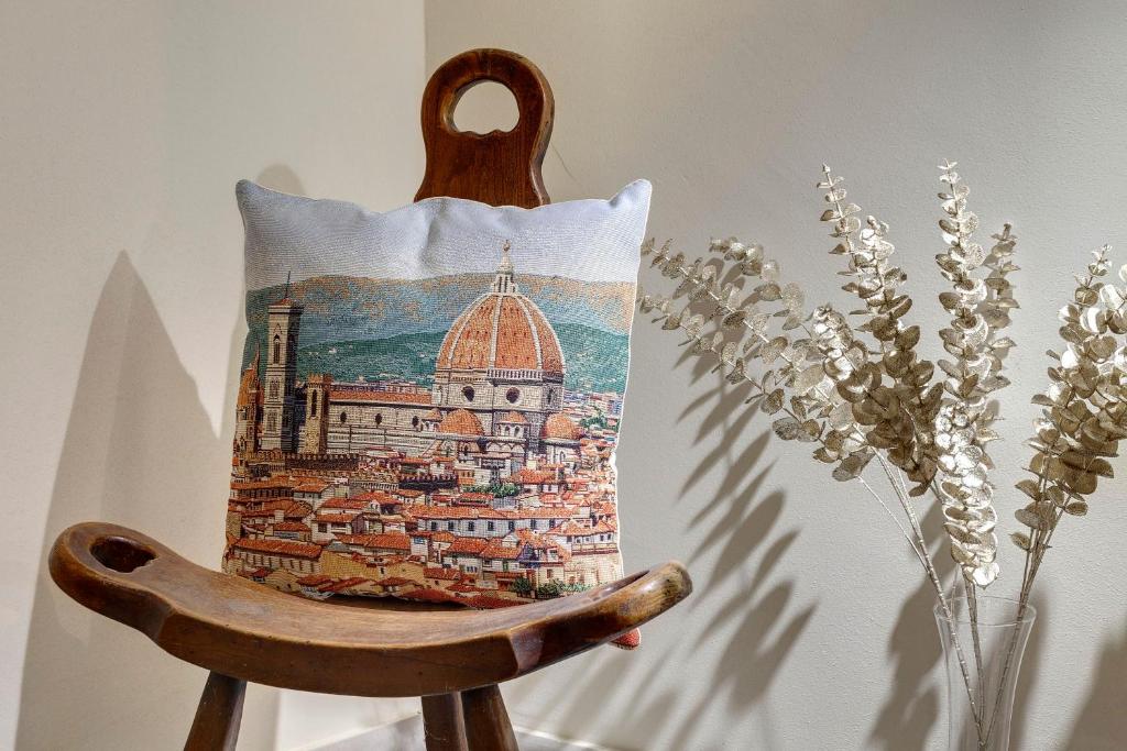 una bolsa con una pintura de una ciudad en una silla en Civico 5 Florence - Silenzioso appartamento nel cuore di Firenze San Lorenzo, en Florencia