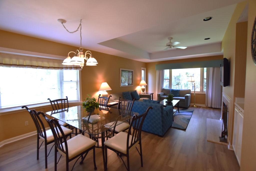 3 Bedrooms at Brigantine Quarters, Hilton Head Island Preus