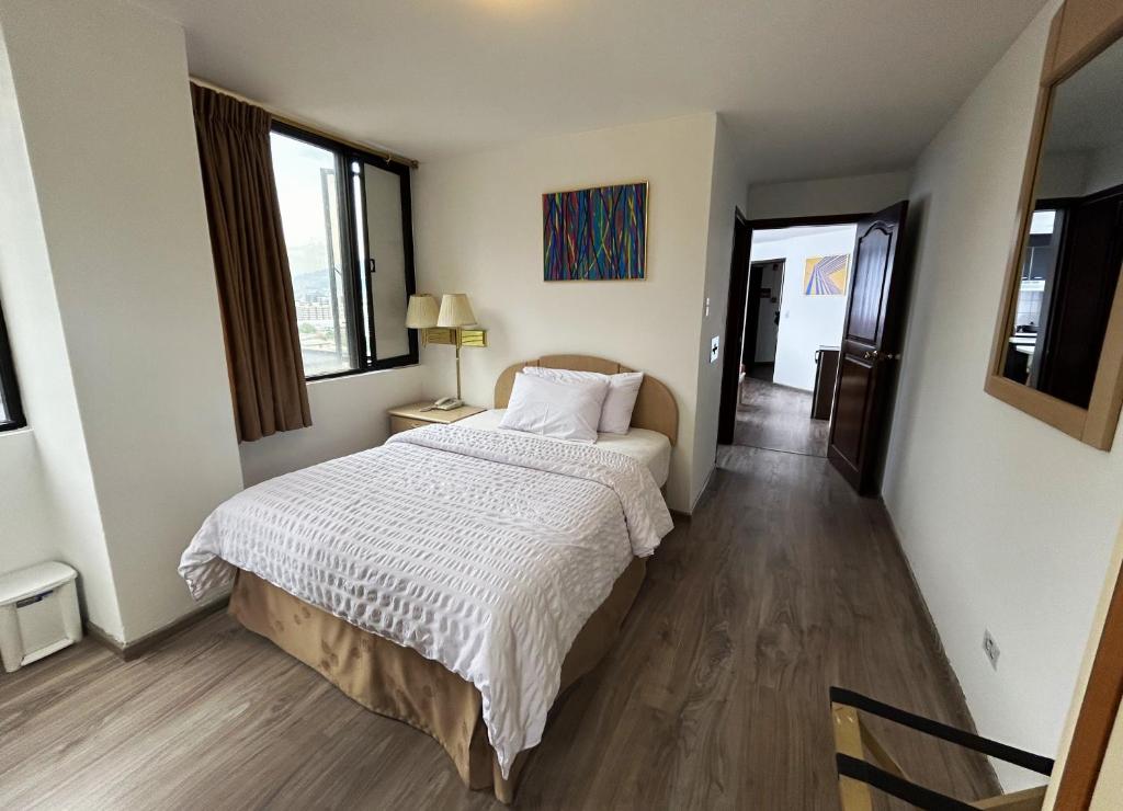 Postel nebo postele na pokoji v ubytování Stanford Suites Hotel