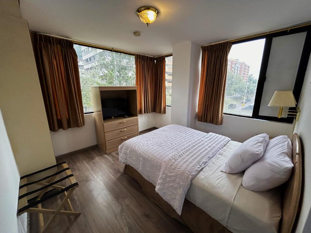 Postel nebo postele na pokoji v ubytování Stanford Suites Hotel
