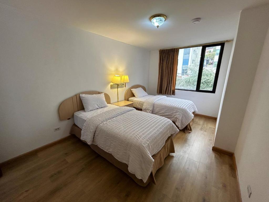 Postel nebo postele na pokoji v ubytování Stanford Suites Hotel