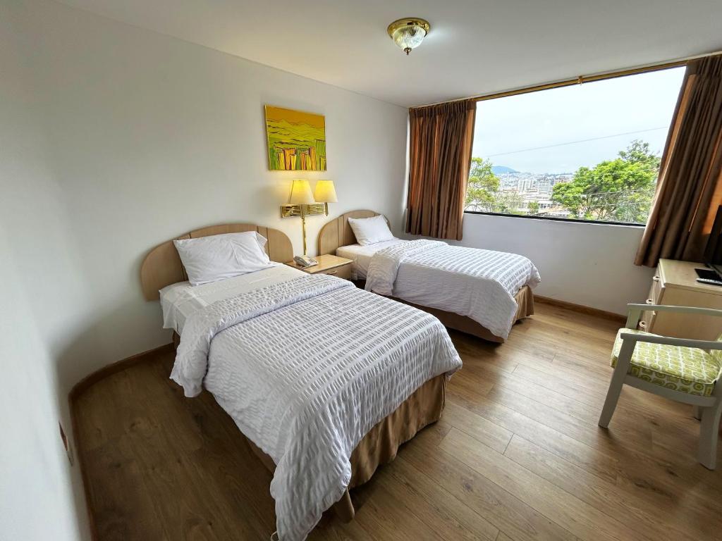 Postel nebo postele na pokoji v ubytování Stanford Suites Hotel