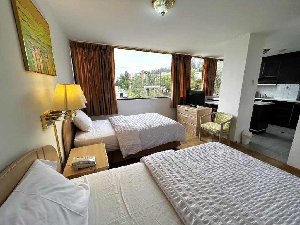 Postel nebo postele na pokoji v ubytování Stanford Suites Hotel