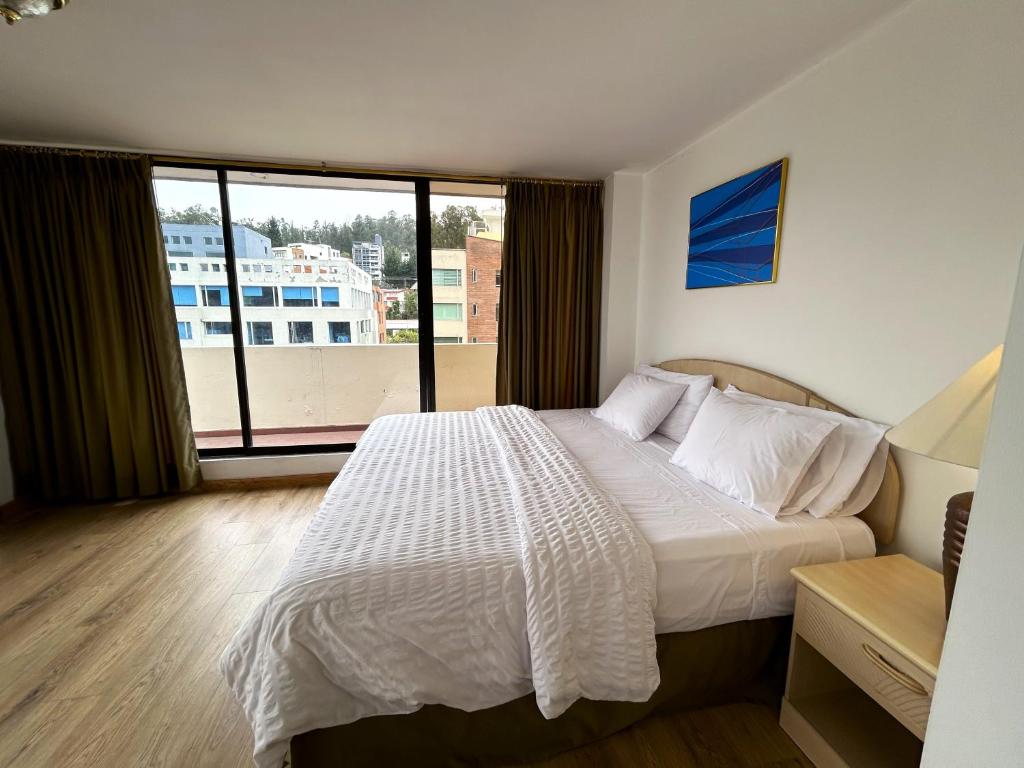 Postel nebo postele na pokoji v ubytování Stanford Suites Hotel