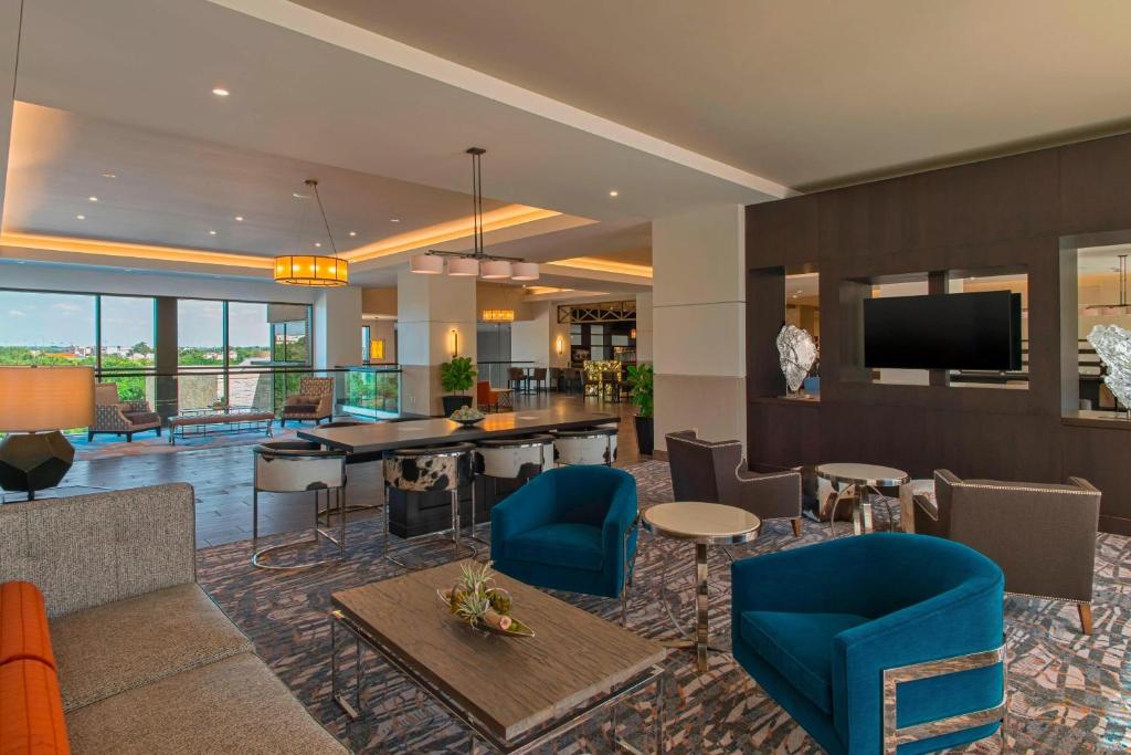 a living room with furniture and a flat screen tv at Sheraton Austin Georgetown Hotel & Conference Center in Georgetown