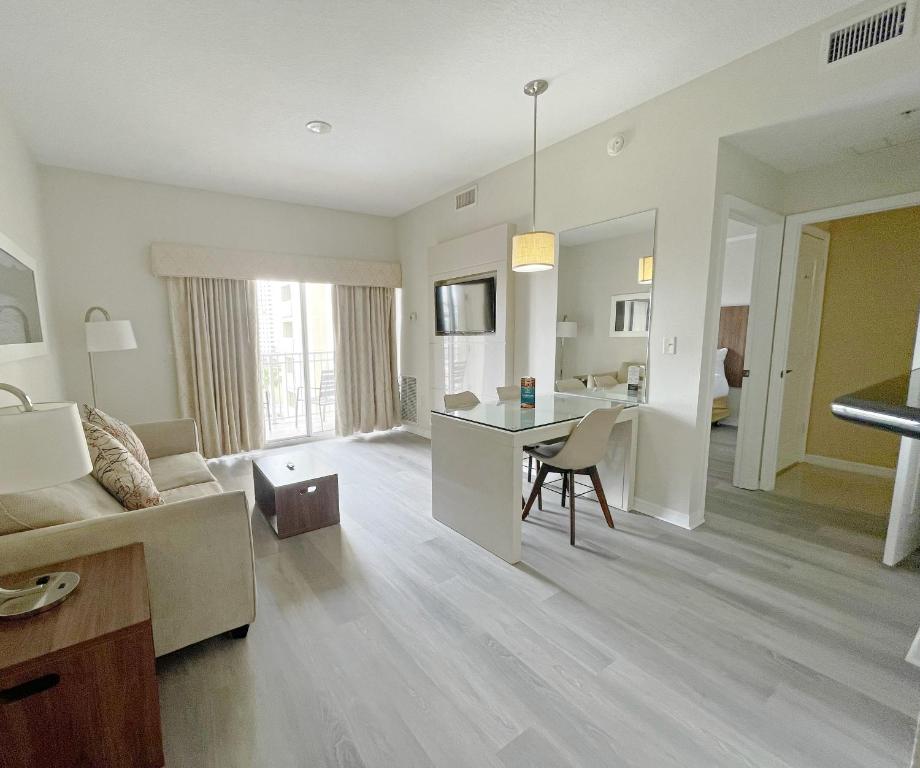 The Point Hotel & Suites Universal - Deluxe One-Bedroom Suite With Spa Bath