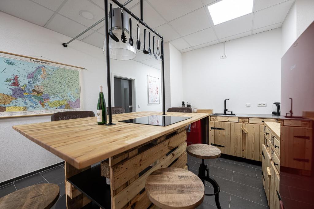 una cucina con isola in legno e una bottiglia di vino di Wohnwerk Studio Petrisberg a Treviri