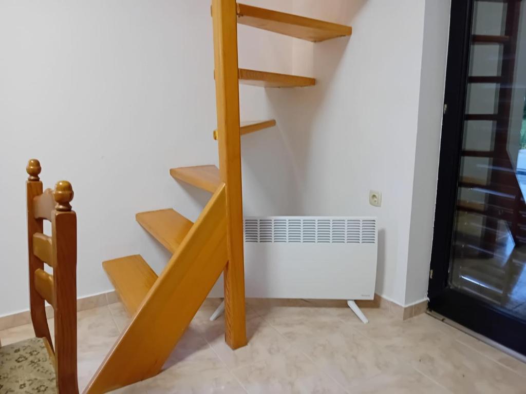 a staircase in a room with a white wall at Tomasova kuća in Križevci