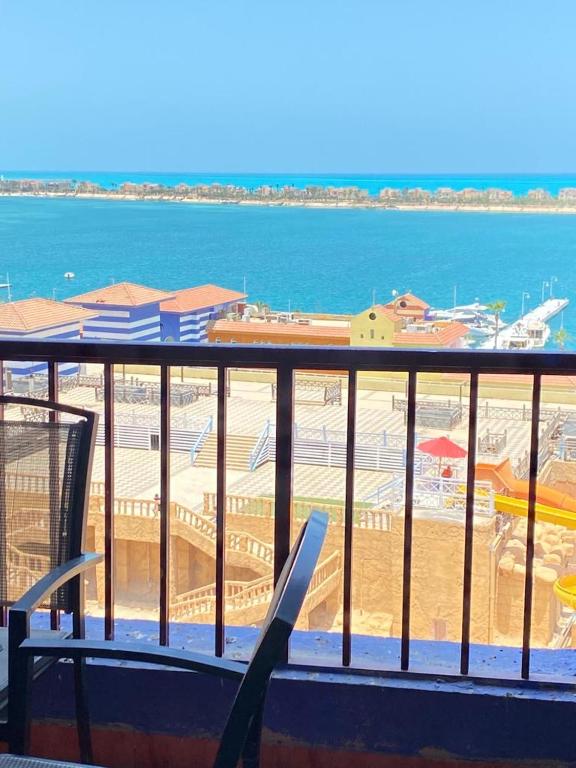 un balcón con vistas a la playa y al océano. en شاليه للإيجار في بورتو مارينا الساحل الشمالي العلمين 34, en El Alamein