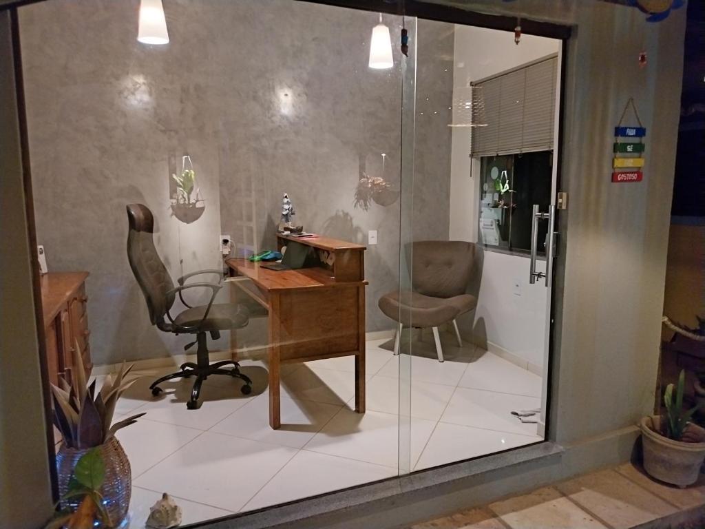 una oficina con un escritorio, una silla y una mesa en Pousada Gostoso Village, en São Miguel do Gostoso