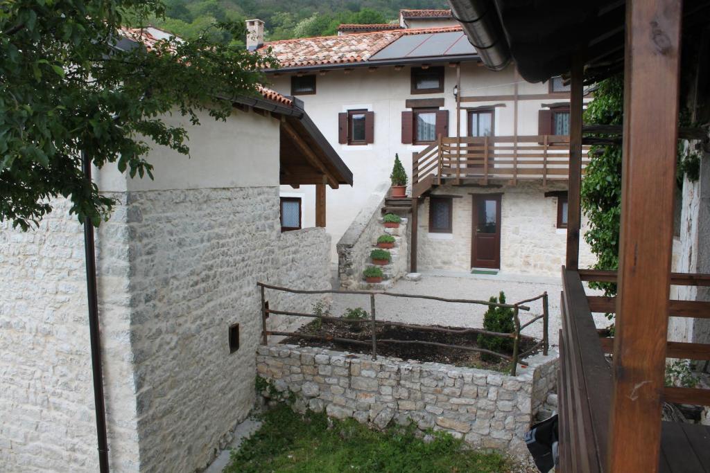 una vista exterior de un edificio con una pared de piedra en Albergo Diffuso Polcenigo Ciasa VeS, en Polcenigo