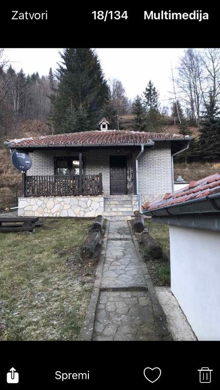uma casa com um passadiço à sua frente em Milja Goč em Kraljevo