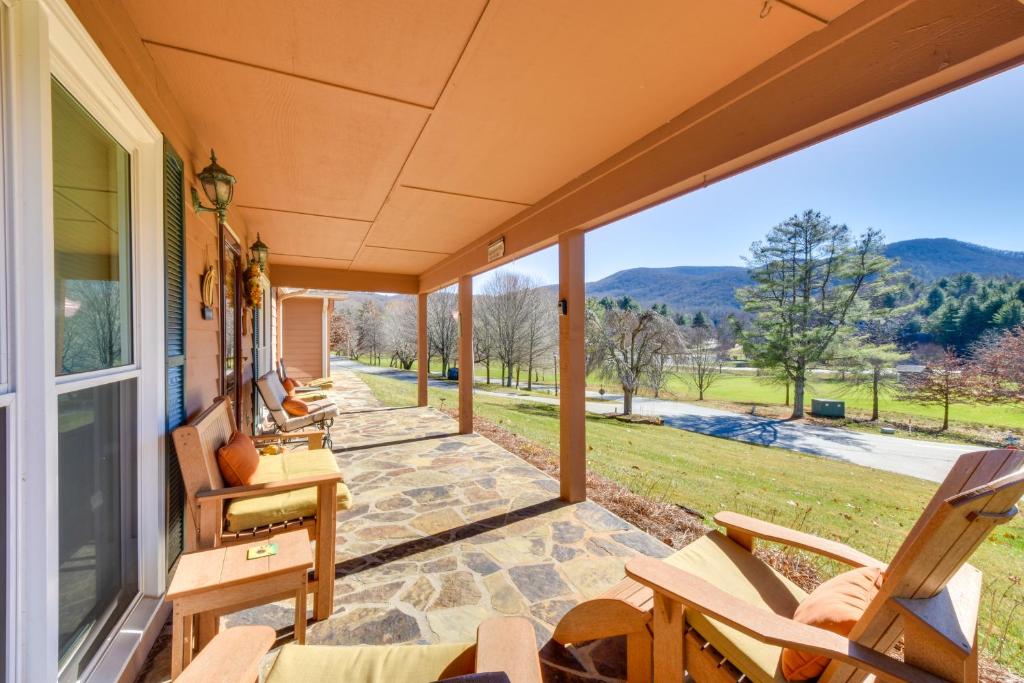 une terrasse couverte avec des fauteuils à bascule et une vue sur les montagnes. dans l'établissement Sky Valley Retreat with Resort Amenities and Views!, à Sky Valley