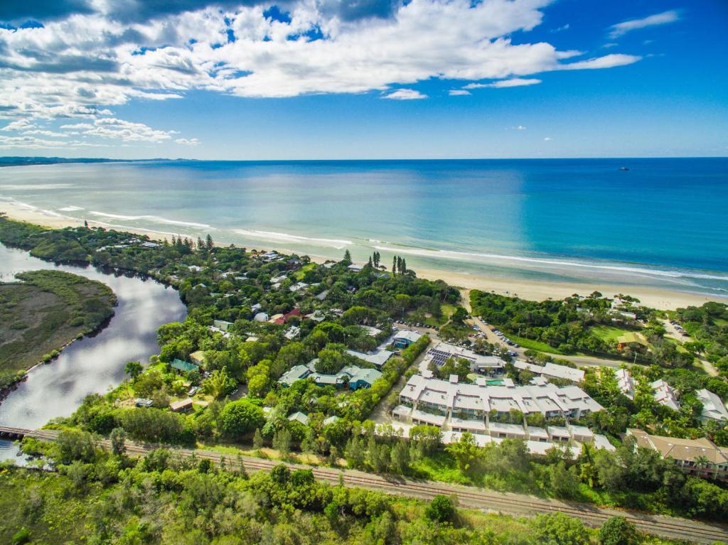 eine Luftansicht auf einen Strand und das Meer in der Unterkunft East On Byron in Byron Bay