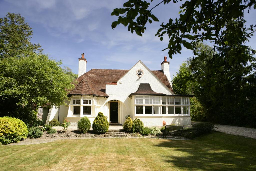 una gran casa blanca con un gran patio en Daisybank Cottage Boutique Bed and Breakfast, en Brockenhurst