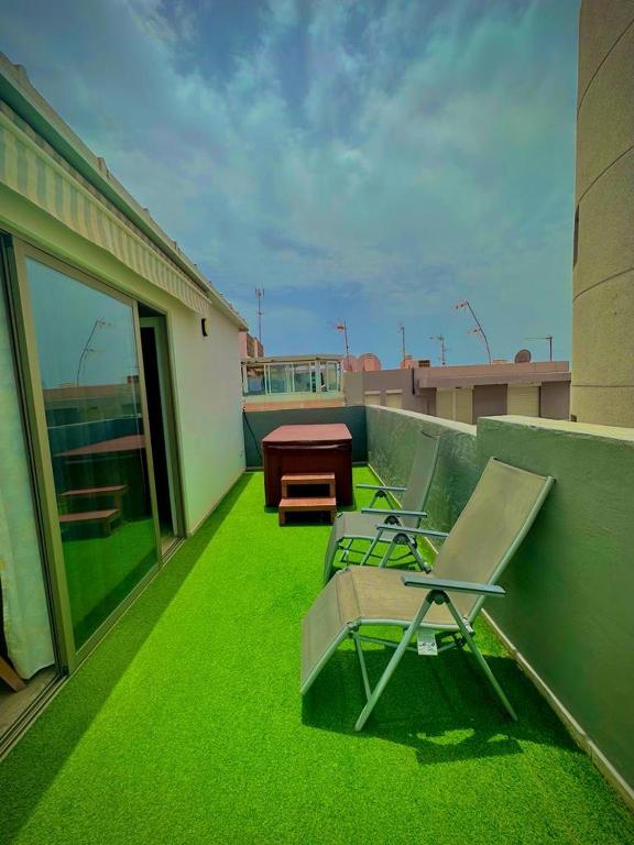 Balkon lub taras w obiekcie Arguineguin Beach, Penthouse Apartment and jacuzzi