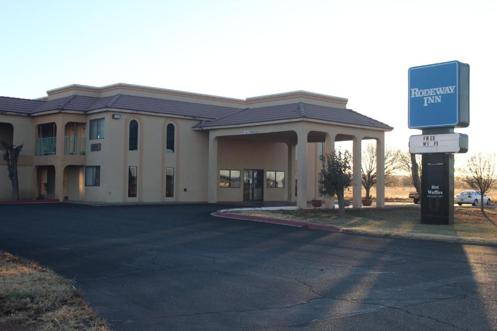 ein Hotelgebäude mit einem Schild davor in der Unterkunft Rodeway Inn Tucumcari in Tucumcari