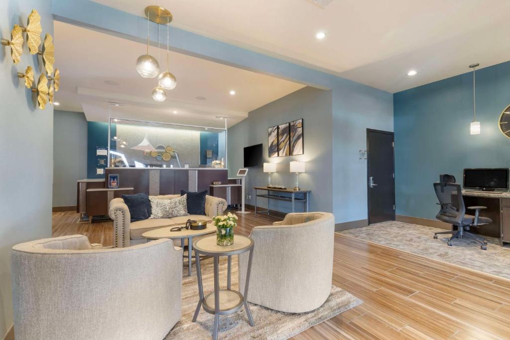 a living room with blue walls and a table and chairs at Best Western PLUS Edinburg Inn & Suites in Edinburg