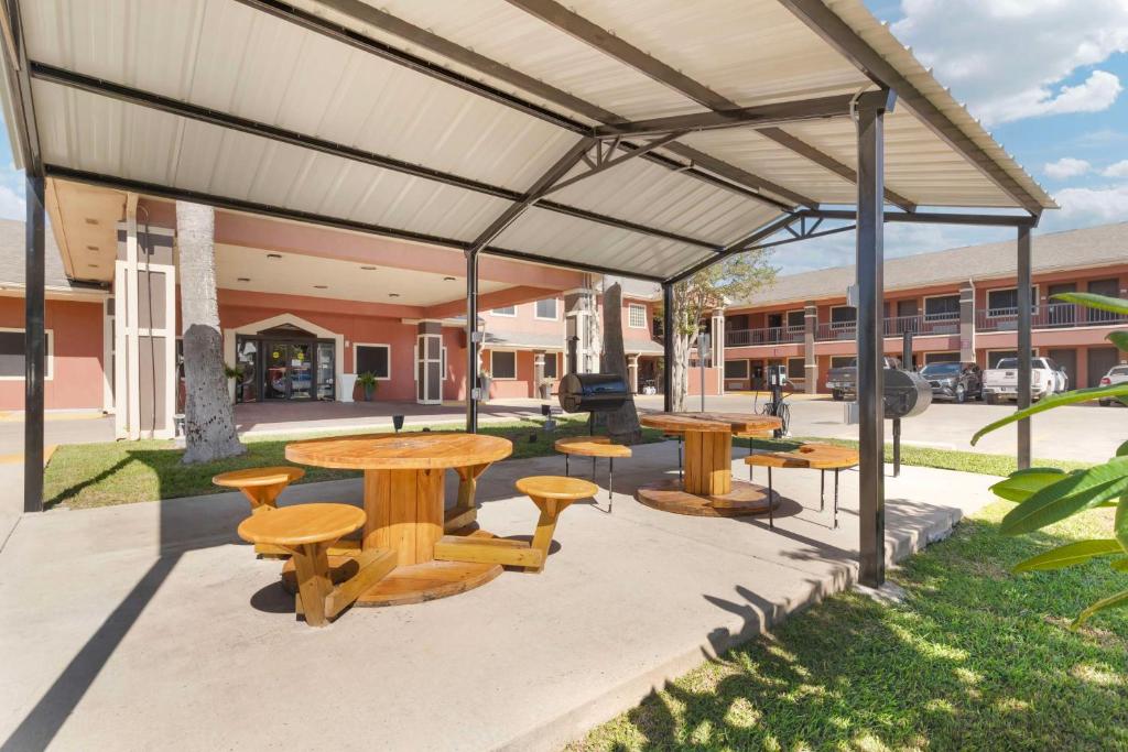 Best Western Plus Edinburg Inn & Suites photo