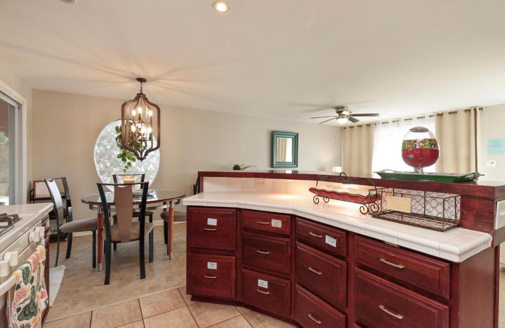 IVP Manor House close to LAKE and Naval Base, Gages Lake Updated 2024